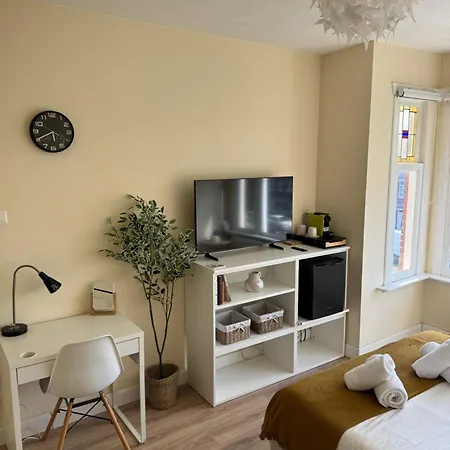 Spacious Cosy With Private Bathroom 3*