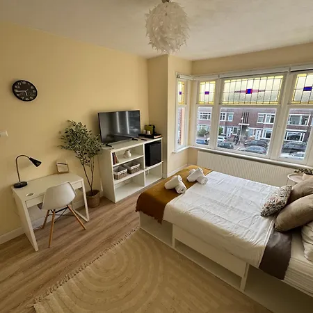 Penzion Spacious Cosy With Private Bathroom