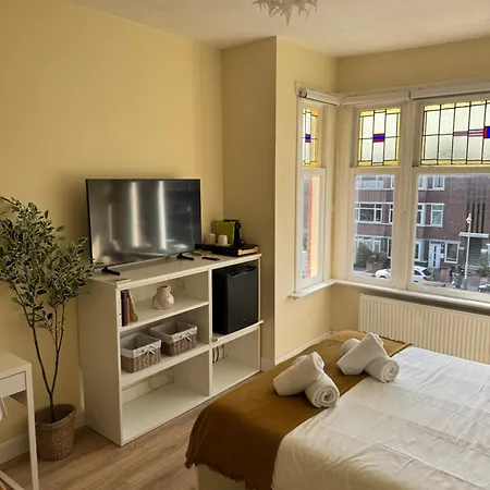 Spacious Cosy With Private Bathroom