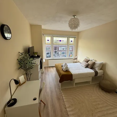 Casa de hóspedes Spacious Cosy With Private Bathroom Haia